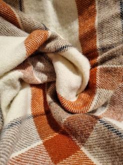 Koc wełniany z frędzlami 150x200 wełna nowozelandzka krata terakota beżowy ekri