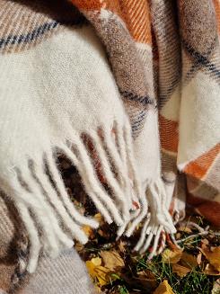 Koc wełniany z frędzlami 150x200 wełna nowozelandzka krata terakota beżowy ekri