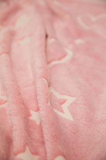 Koc świecący w ciemności 150x200 fluorescencyjny serduszka gwiazdy różowy