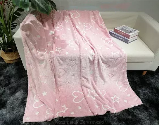 Koc świecący w ciemności 150x200 fluorescencyjny serduszka gwiazdy różowy