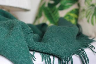 Koc wełniany z frędzlami 140x200 SOLO wełna nowozelandzka butelkowy zielony