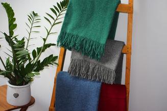 Koc wełniany z frędzlami 140x200 SOLO wełna nowozelandzka butelkowy zielony