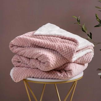 Koc narzuta Sherpa 150x200 pudrowy róż biały dwustronny baranek