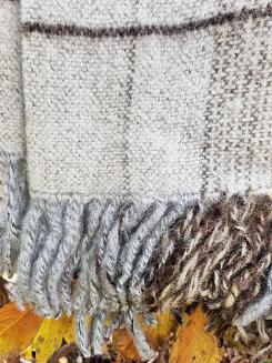 Koc wełniany z frędzlami 160x200 srebrna beżowa kratka