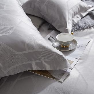 Pościel atłasowa z haftem 160x200 ekskluzywna srebrna geometryczny wzór