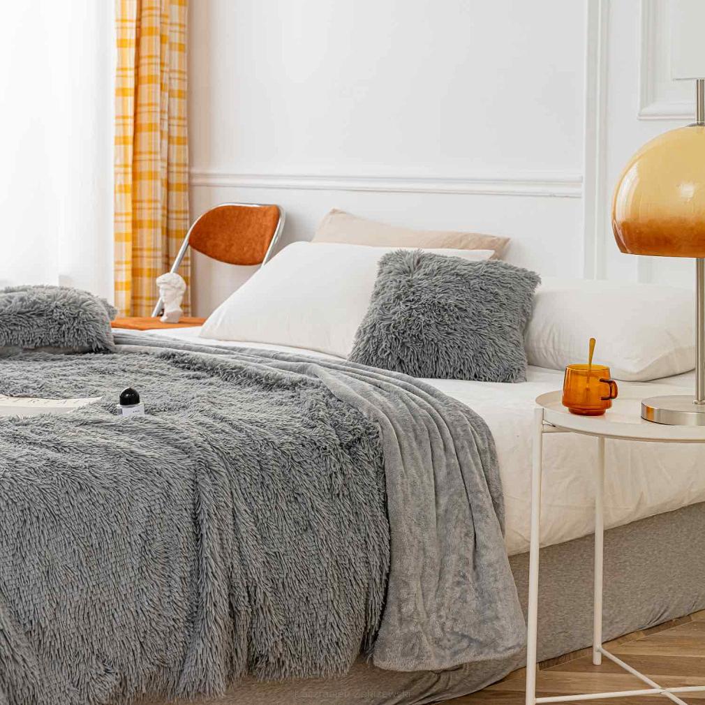 Koc narzuta na łóżko YETI 200x220 włochacz o strukturze futra szary