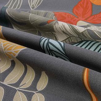 Pościel satyna bawełniana BOLERO 200x220 ciemnoszara w kolorowe egzotyczne liście