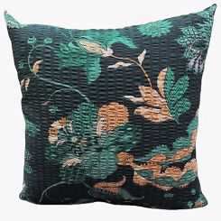 Poszewka z kory 40x40 kwiatowe ornamenty na ciemnozielonym tle