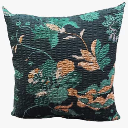 Poszewka z kory 40x40 kwiatowe ornamenty na ciemnozielonym tle