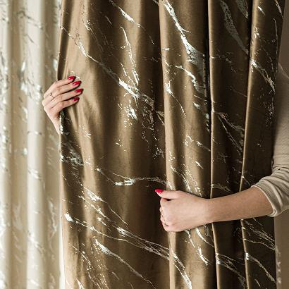 Zasłona gotowa na przelotkach MARMA 140x250 brązowa ze srebrnym nadrukiem