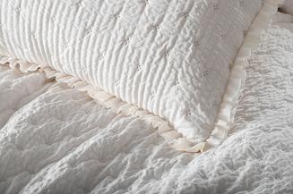 Narzuta dekoracyjna karbowana struktura Amour 240x260 biała z falbanką i pikowaniem