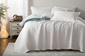 Narzuta dekoracyjna karbowana struktura Amour 240x260 biała z falbanką i pikowaniem