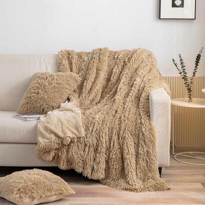 Koc na fotel YETI 70x150 włochacz o strukturze futra beżowy