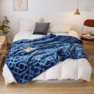 Koc akrylowy tłoczony VITO 160x200 geometryczny wzór granatowy