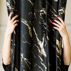 Zasłona gotowa na przelotkach MARMA 140x250 czarna ze złotym nadrukiem