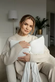 Welurowa poduszka świąteczna 40x23 Biała duża kokarda