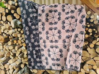 Koc bawełniano-akrylowy 150x200 różowe czarne dmuchawce