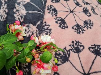 Koc bawełniano-akrylowy 150x200 różowe czarne dmuchawce