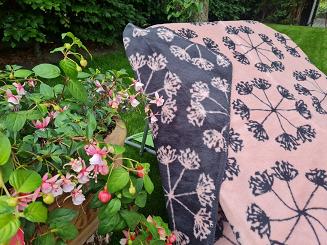 Koc bawełniano-akrylowy 150x200 różowe czarne dmuchawce