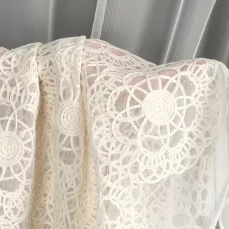 Firana gotowa na przelotkach LIZA 140x250 Eurofirany naturalna beżowa z koronkową aplikacją na dole