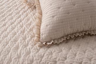 Narzuta dekoracyjna karbowana struktura Amour 240x220 beżowa z falbanką i pikowaniem