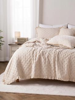 Narzuta dekoracyjna karbowana struktura Amour 240x220 beżowa z falbanką i pikowaniem