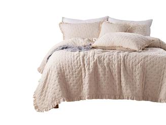 Narzuta dekoracyjna karbowana struktura Amour 240x220 beżowa z falbanką i pikowaniem