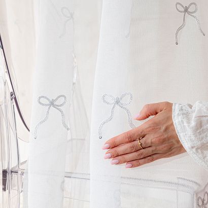 Firana gotowa na taśmie z ołowianką KOKARDKA 140x250 biała na etaminie haftowana srebrne kokardki