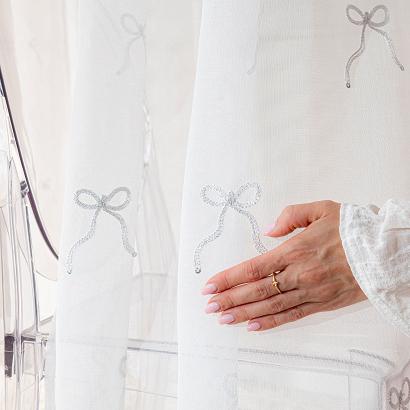 Firana gotowa na taśmie z ołowianką KOKARDKA 140x250 biała na etaminie haftowana srebrne kokardki