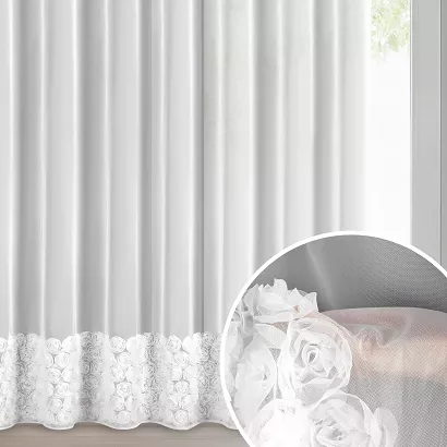 Firana gotowa z siatki na przelotkach ROSES 140x250 Eva Minge Eurofirany biała z 6 pasami róż