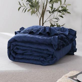 Narzuta dekoracyjna RUFFY 140x200 pikowana z falbanką granatowa