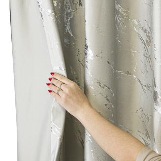 Zasłona gotowa na przelotkach MARMA 140x250 pastelowy szary ze srebrnym nadrukiem