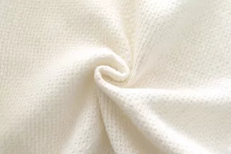 Koc bawełniano-akrylowy PURE 150x200 kremowy jacquard gofrowy wzór z frędzlami
