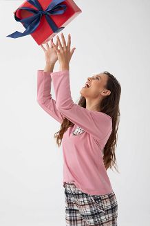 Piżama damska LUNA kod 322 różowa aplikacja dwa serca spodnie w kratę