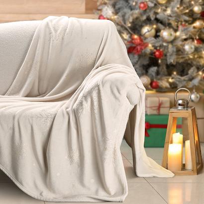 Koc świąteczny KOC29 150x200 Eurofirany kremowyz błyszczącym nadrukiem śnieżynek