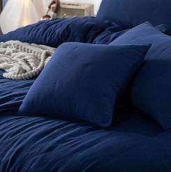 Poszewka fakturowana struktura do narzuty Dotta 45x45 szafirowa z haftem kropek