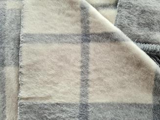 Koc bawełniano-akrylowy 150x200 szara kremowa krata