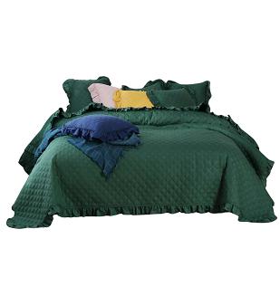 Narzuta dekoracyjna RUFFY 200x220 pikowana z falbanką butelkowa zieleń