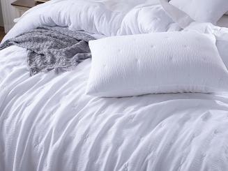 Narzuta dekoracyjna muślinowa struktura Stella 160x220 biała z haftem krzyżyków