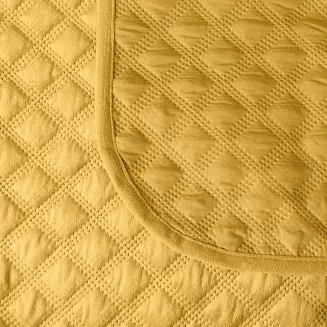 Narzuta dekoracyjna VELVI 170x210 pikowana w geometryczny wzór szafranowa
