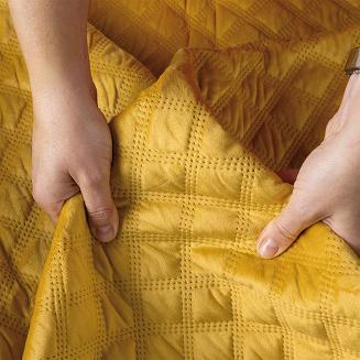 Narzuta dekoracyjna VELVI 170x210 pikowana w geometryczny wzór szafranowa