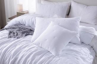 Narzuta dekoracyjna muślinowa struktura Stella 140x200 biała z haftem krzyżyków