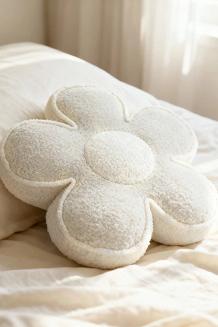 Poduszka dekoracyjna z bukli Kwiatek 50x15 beżowa