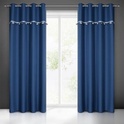 Zasłona gotowa na przelotkach CAR 140x250 Eurofirany ciemnoniebieska z dekoracyjną taśmą z wiszącymi