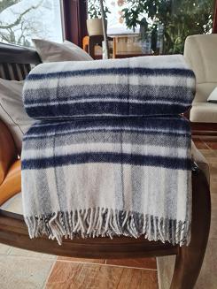 Koc wełniany z frędzlami krata wąska granatowy
