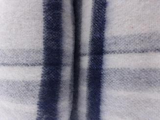 Koc wełniany z frędzlami krata wąska granatowy