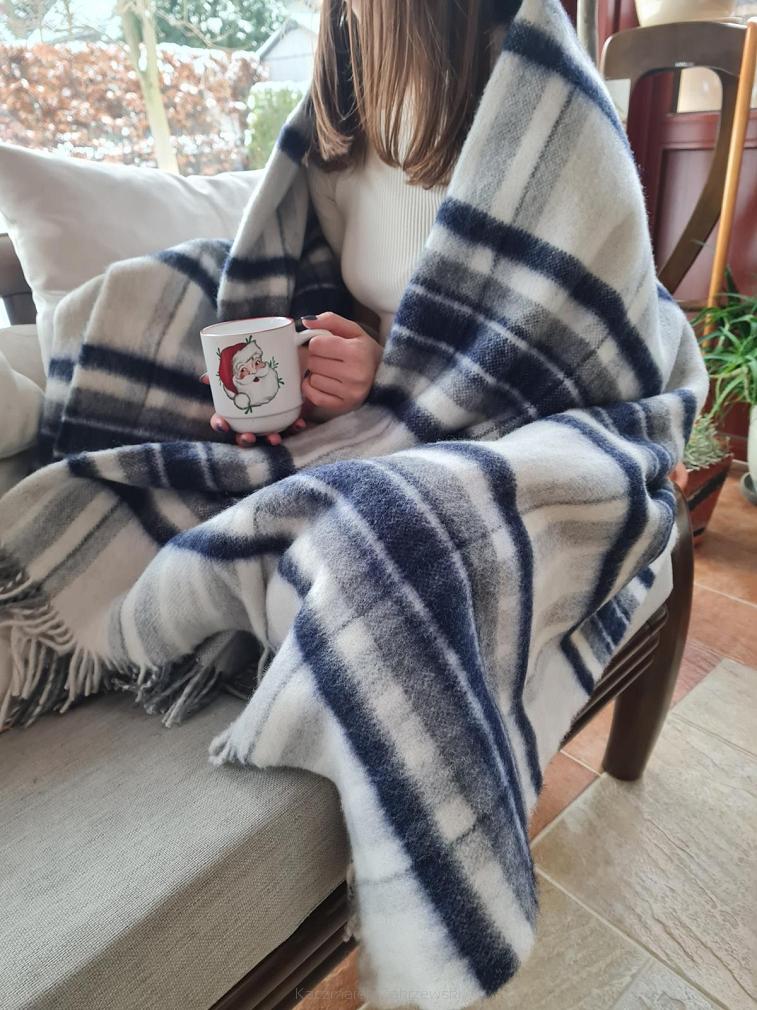 Koc wełniany z frędzlami krata wąska granatowy