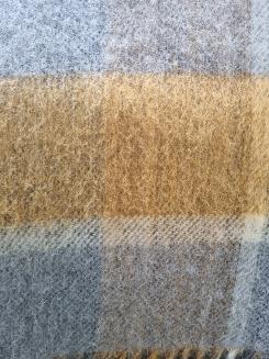 Koc wełniany z frędzlami 160x200 kratka miodowy szary beżowy