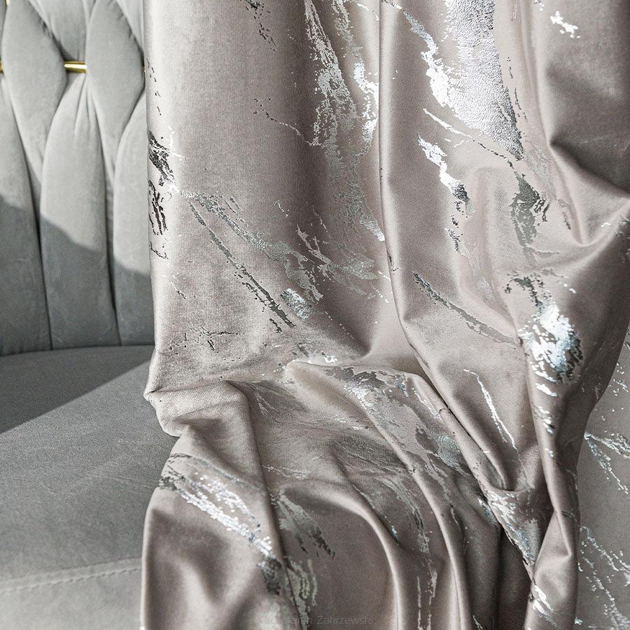 Zasłona gotowa na taśmie MARMA 140x250 szarobeżowa ze srebrnym nadrukiem