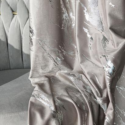 Zasłona gotowa na taśmie MARMA 140x250 szarobeżowa ze srebrnym nadrukiem